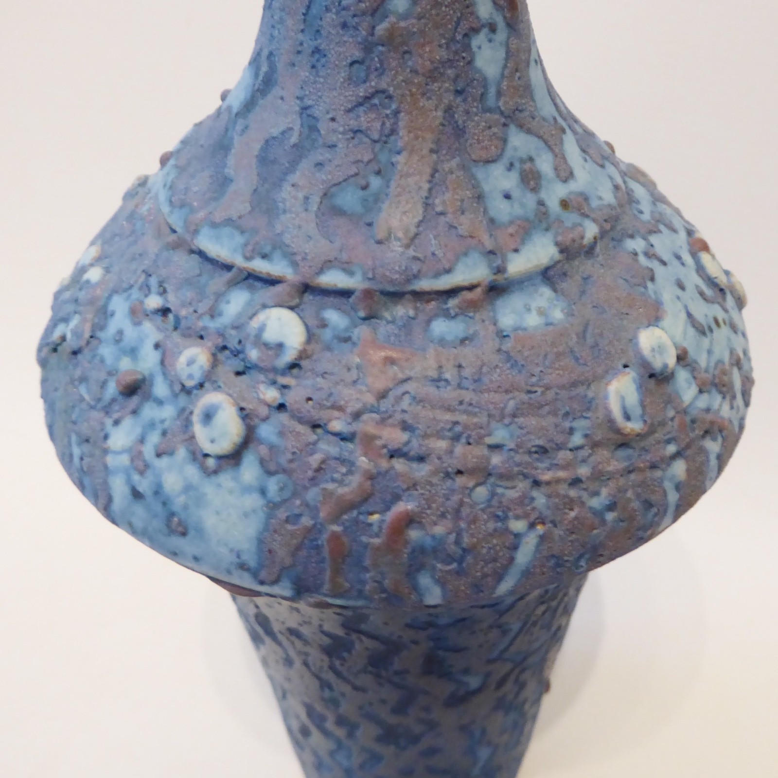 Vintage studio art pottery vase signed AW or MV blue alien skin textured +handle - Image 9