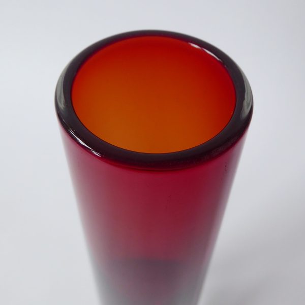 Whitefriars ruby red tapered chimney art glass bud vase 9655, 7 3/4" mid century - Image 5