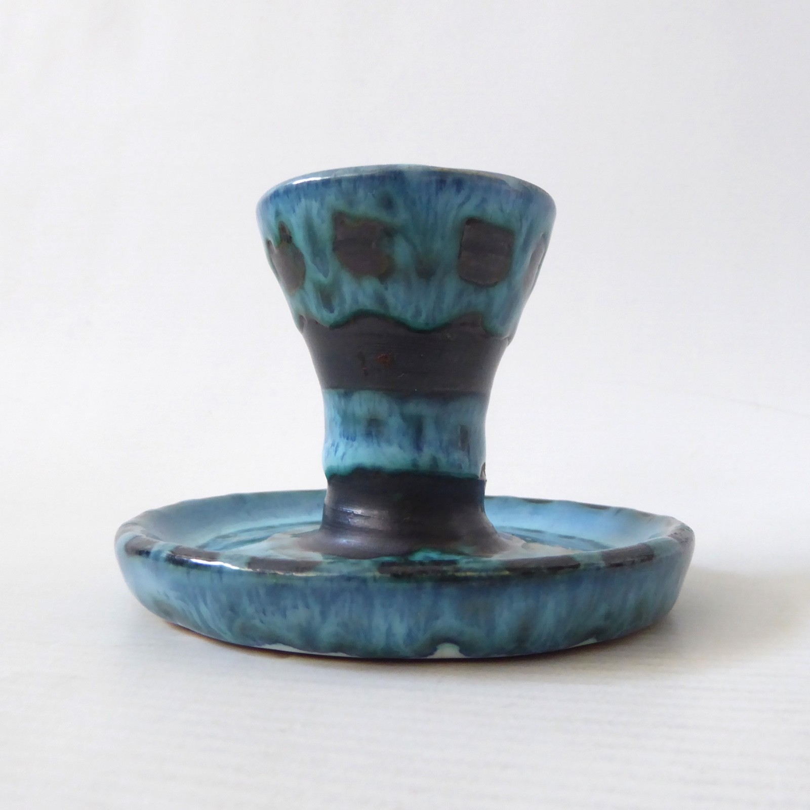 1970s David T Sharp Rye studio pottery egg cup saucer, teal blue + black art - Image 3