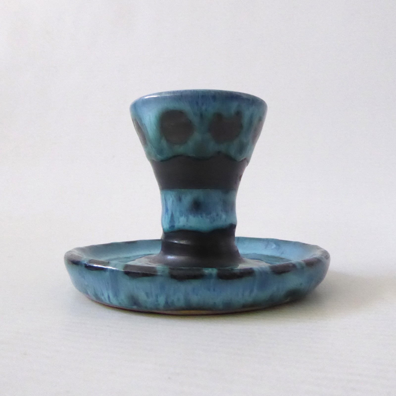 1970s David T Sharp Rye studio pottery egg cup saucer, teal blue + black art - Image 4
