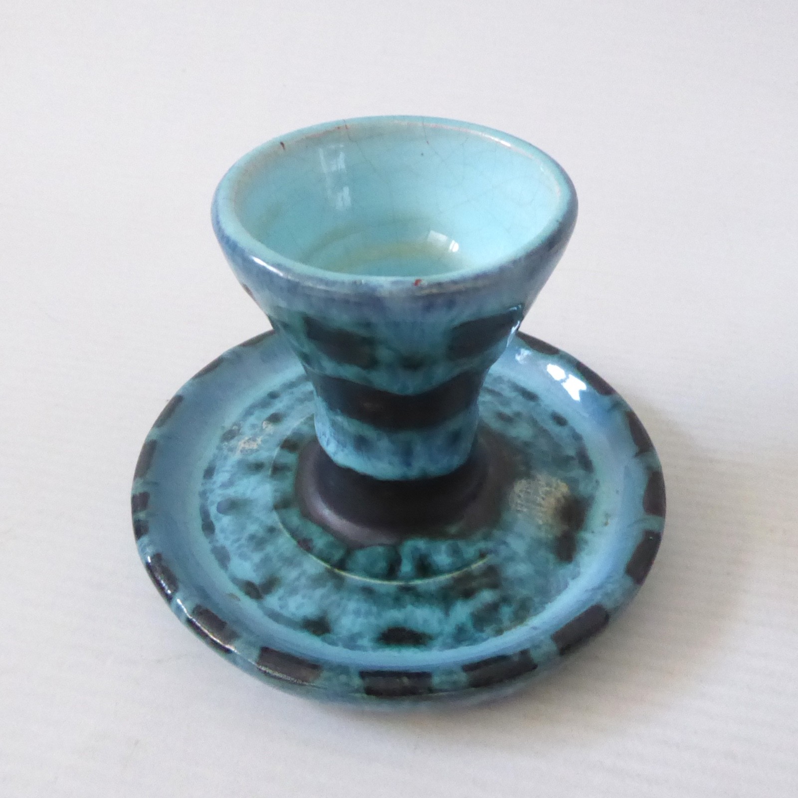 1970s David T Sharp Rye studio pottery egg cup saucer, teal blue + black art - Image 5