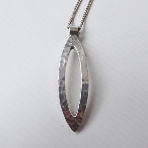 1990s 925 sterling silver oval hammered pendant, 19" necklace, 18g hallmarked Aa