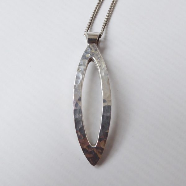 1990s 925 sterling silver oval hammered pendant, 19" necklace, 18g hallmarked Aa