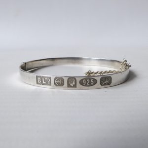 2002 sterling silver 925 hallmarked bangle bracelet. Bracelon Ltd Birmingham 11g