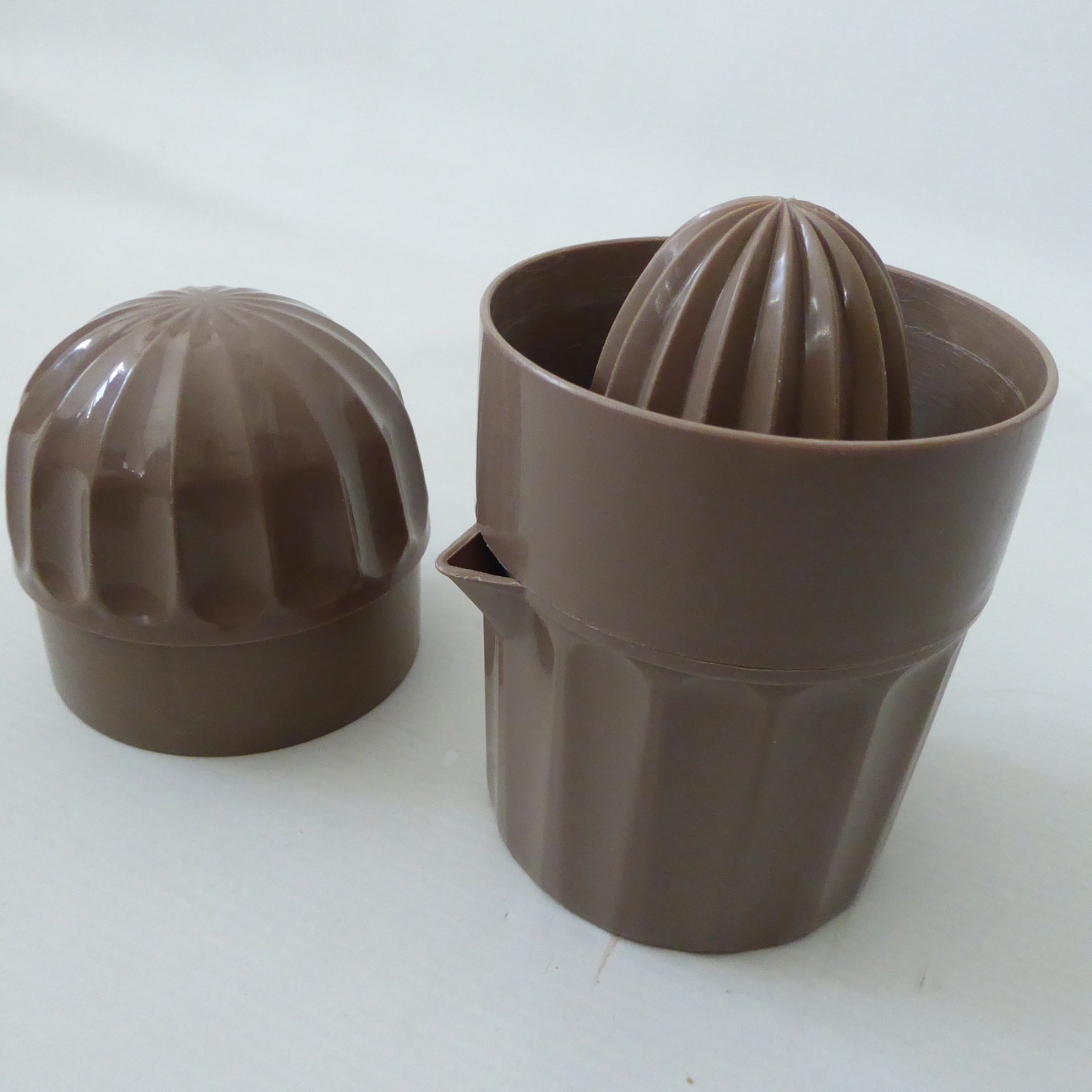 Amac vintage Italian brown plastic citrus squeezer & jug. Orange lemon retro - Image 7