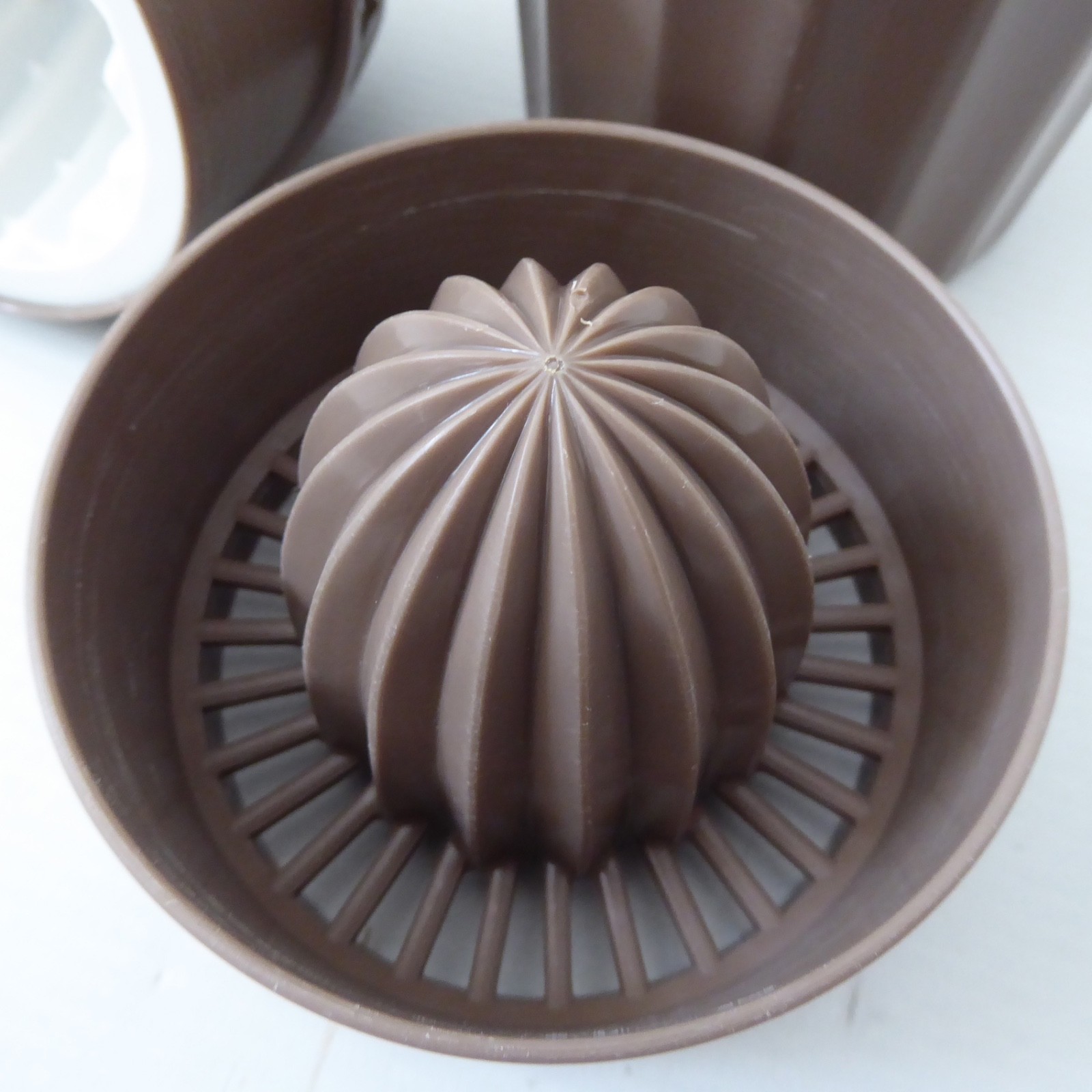 Amac vintage Italian brown plastic citrus squeezer & jug. Orange lemon retro - Image 9