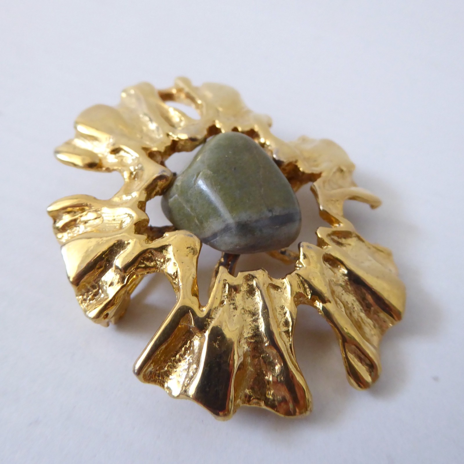 Gold tone big oval brooch & green gem stone. Vintage 1960s brutalist retro, open - Image 3