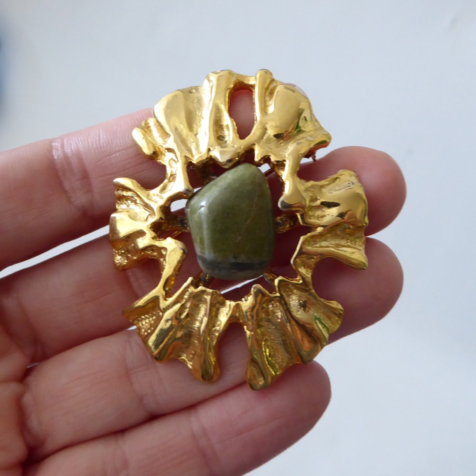 Gold tone big oval brooch & green gem stone. Vintage 1960s brutalist retro, open - Image 4