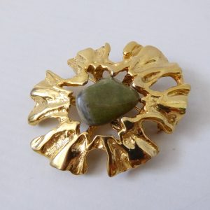 Gold tone big oval brooch & green gem stone. Vintage 1960s brutalist retro, open