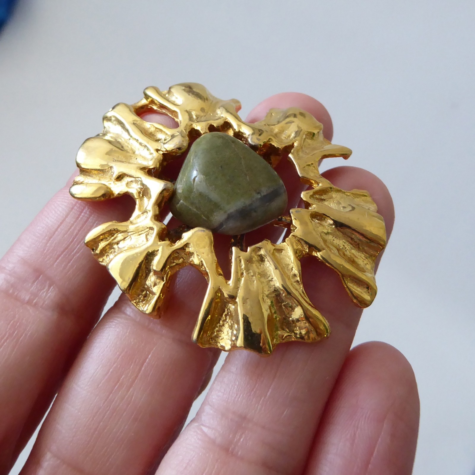 Gold tone big oval brooch & green gem stone. Vintage 1960s brutalist retro, open - Image 5