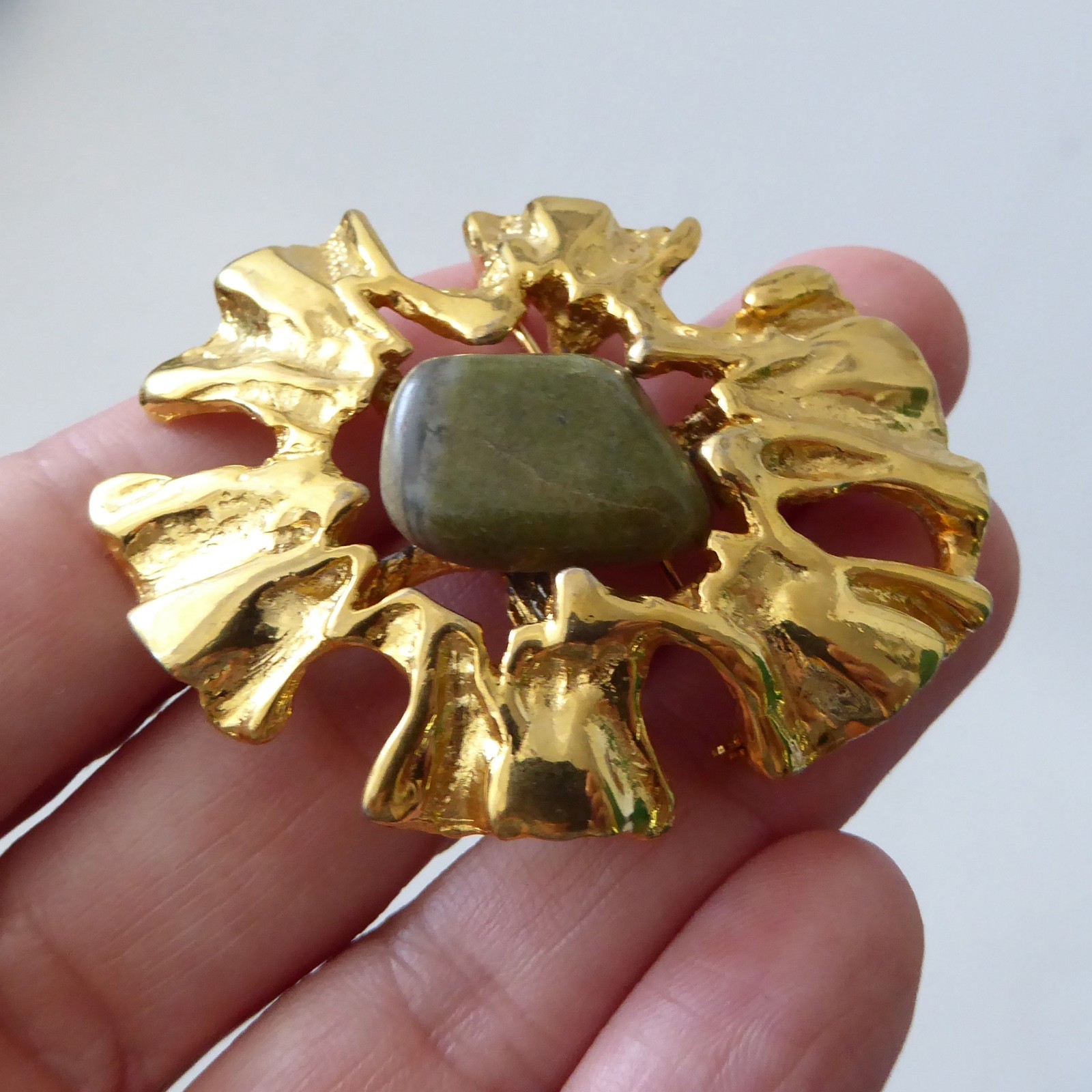 Gold tone big oval brooch & green gem stone. Vintage 1960s brutalist retro, open - Image 6