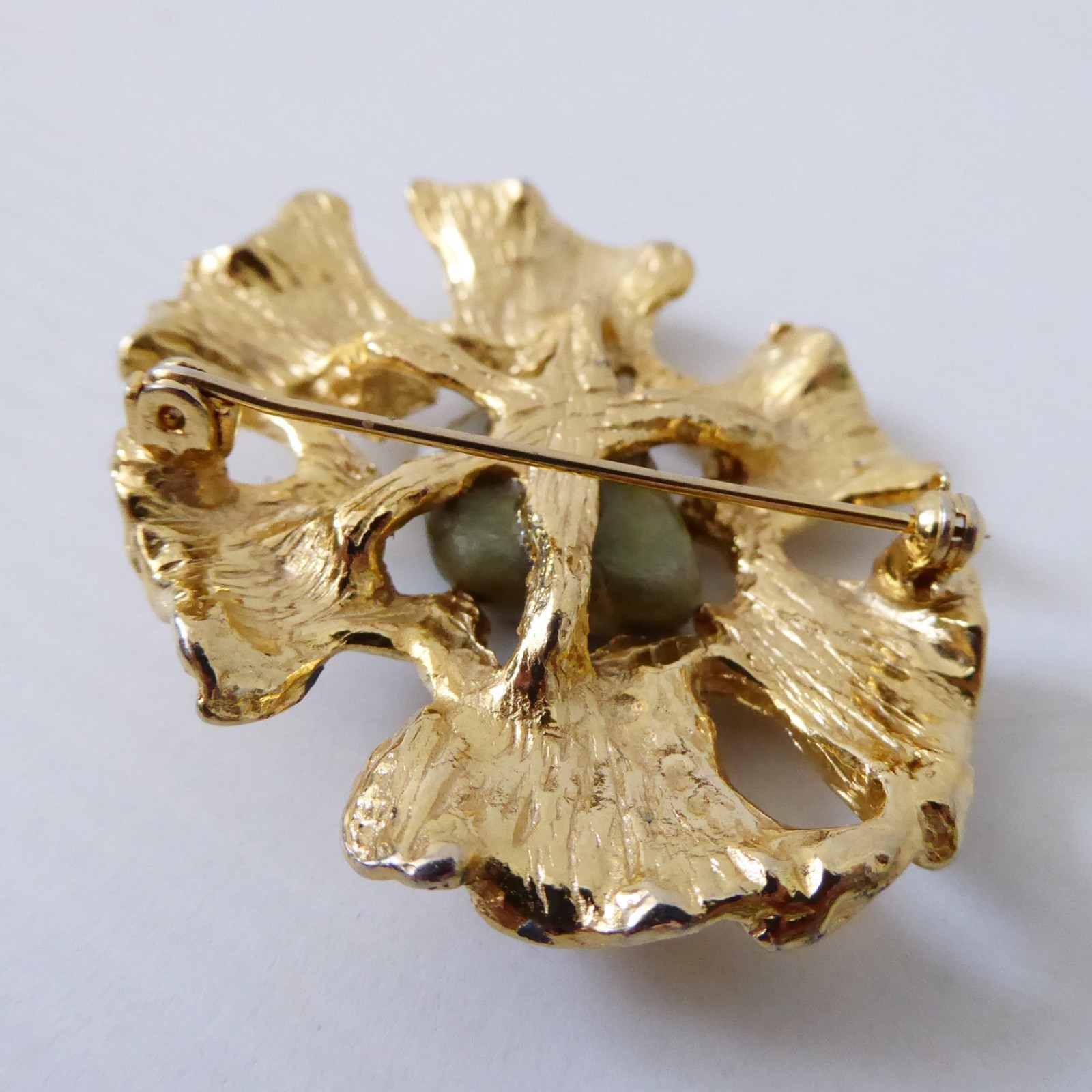 Gold tone big oval brooch & green gem stone. Vintage 1960s brutalist retro, open - Image 7