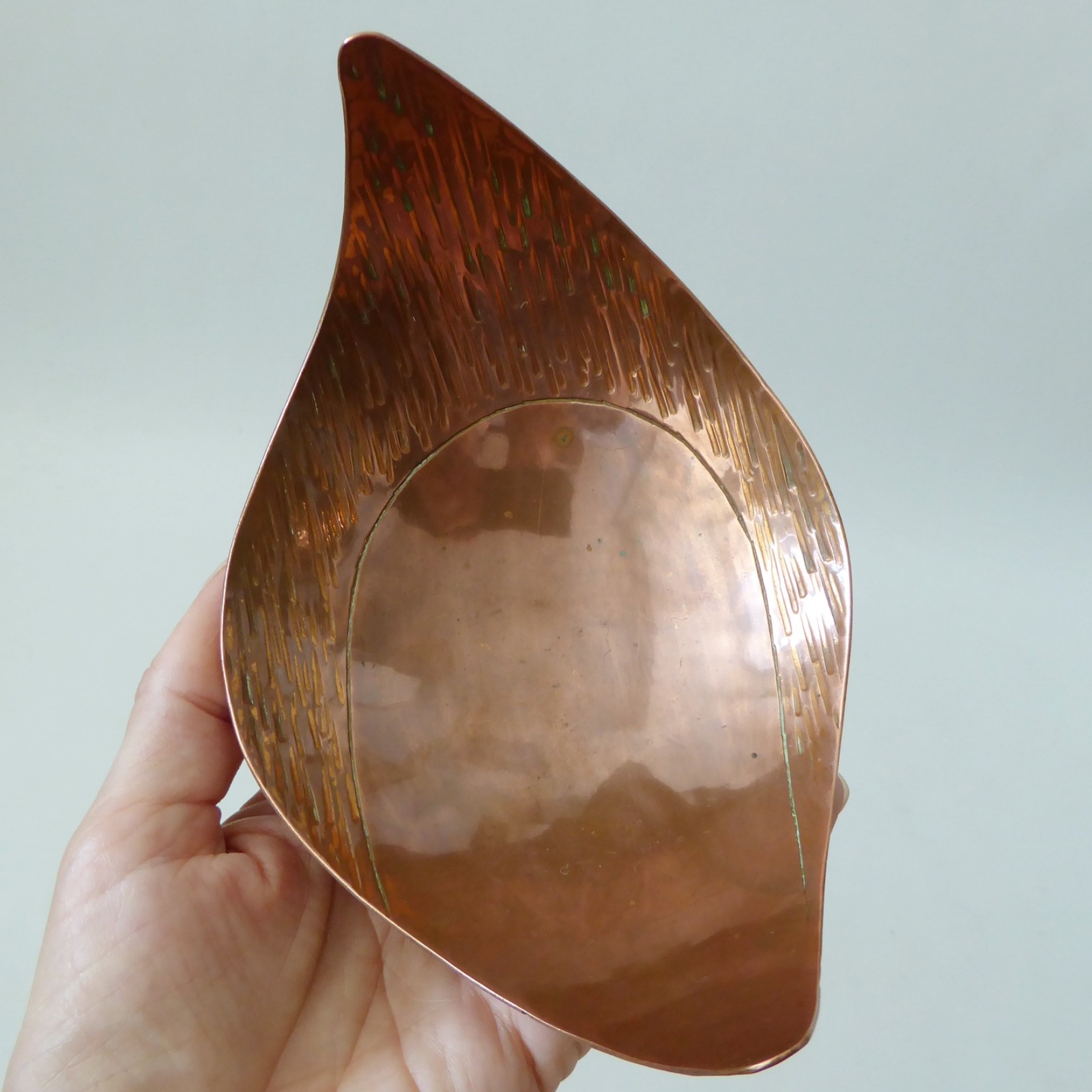 Handmade vintage copper bowl, mid century modernist atomic tripod ornament dish - Image 11