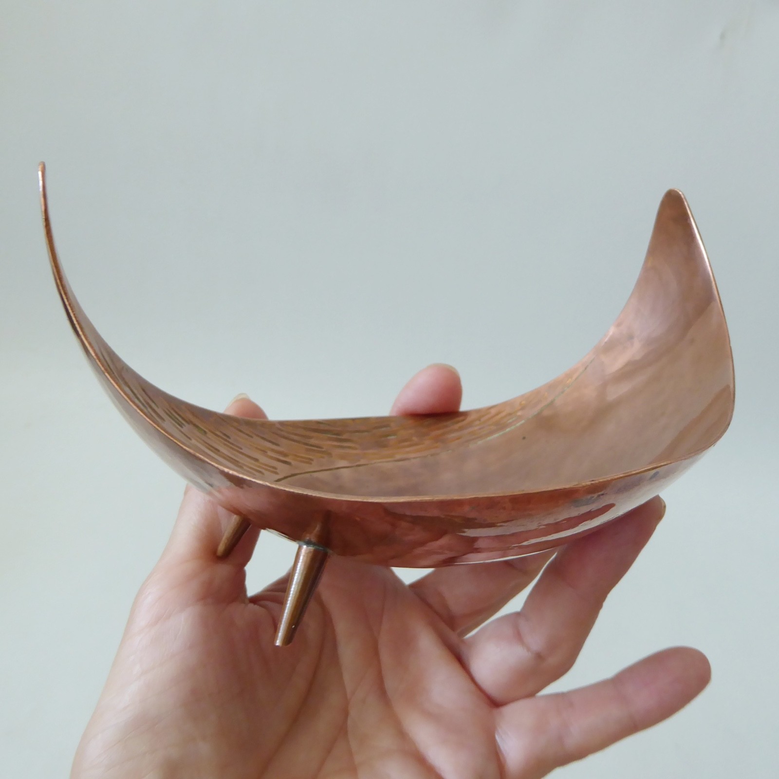 Handmade vintage copper bowl, mid century modernist atomic tripod ornament dish - Image 12