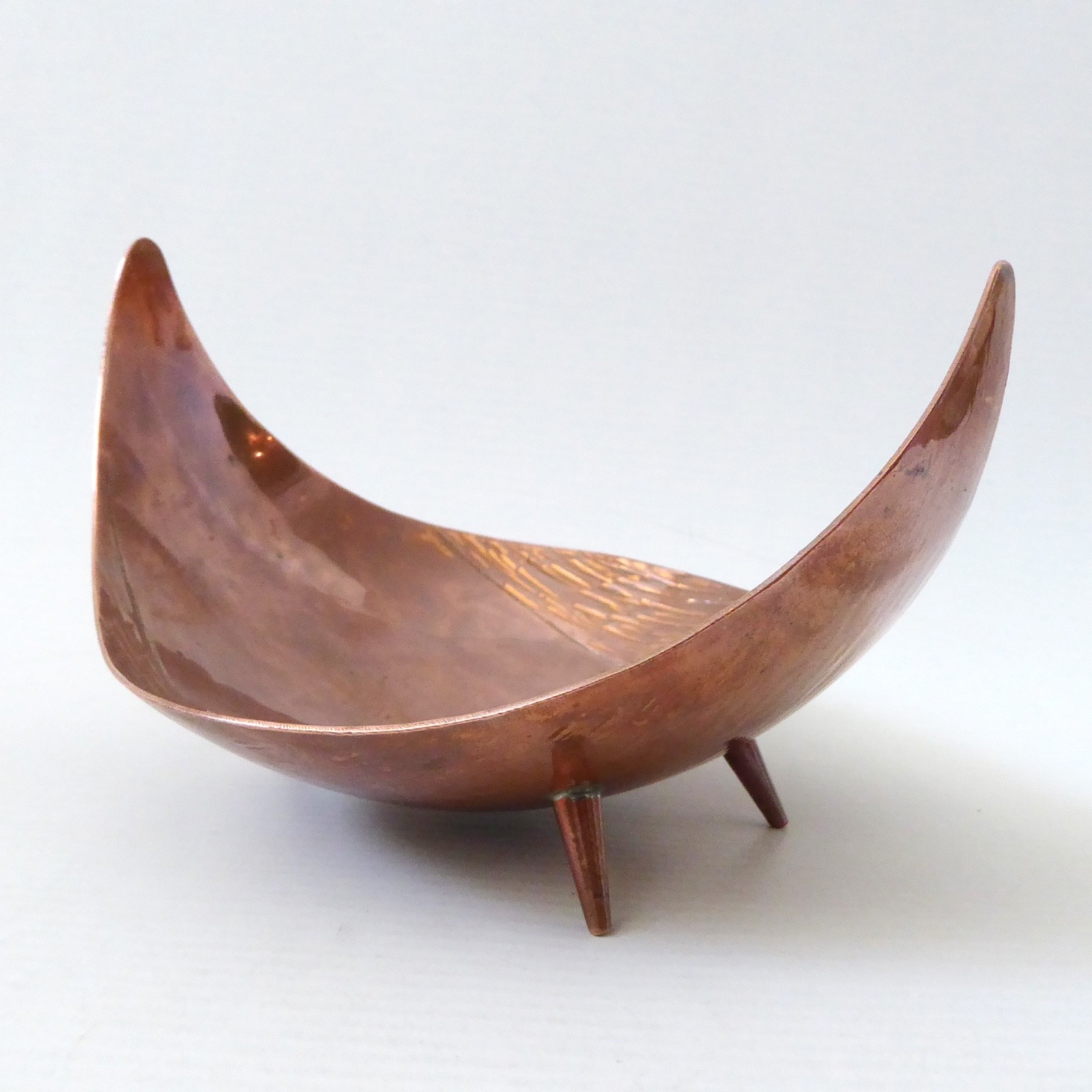 Handmade vintage copper bowl, mid century modernist atomic tripod ornament dish - Image 3
