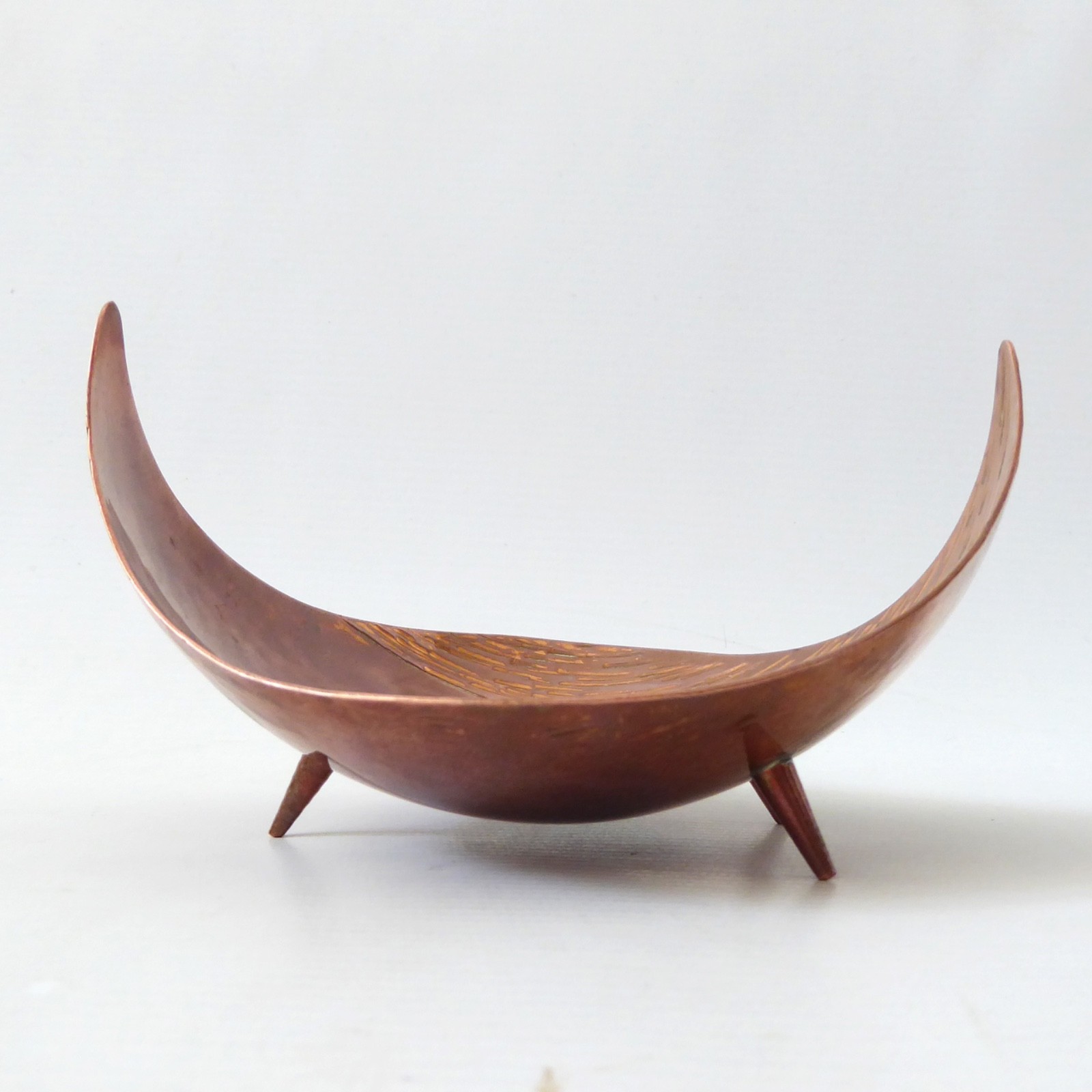 Handmade vintage copper bowl, mid century modernist atomic tripod ornament dish - Image 4