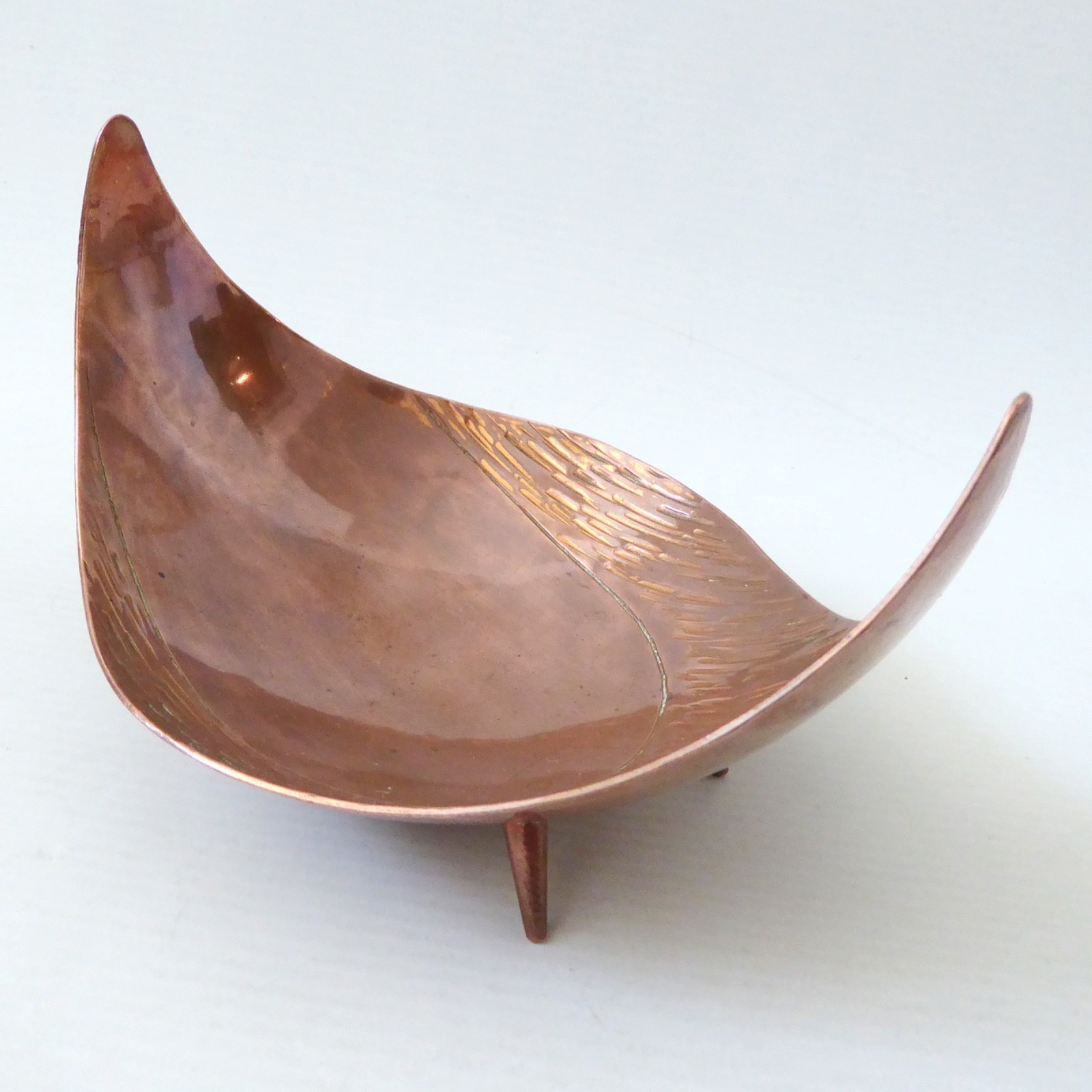 Handmade vintage copper bowl, mid century modernist atomic tripod ornament dish - Image 5