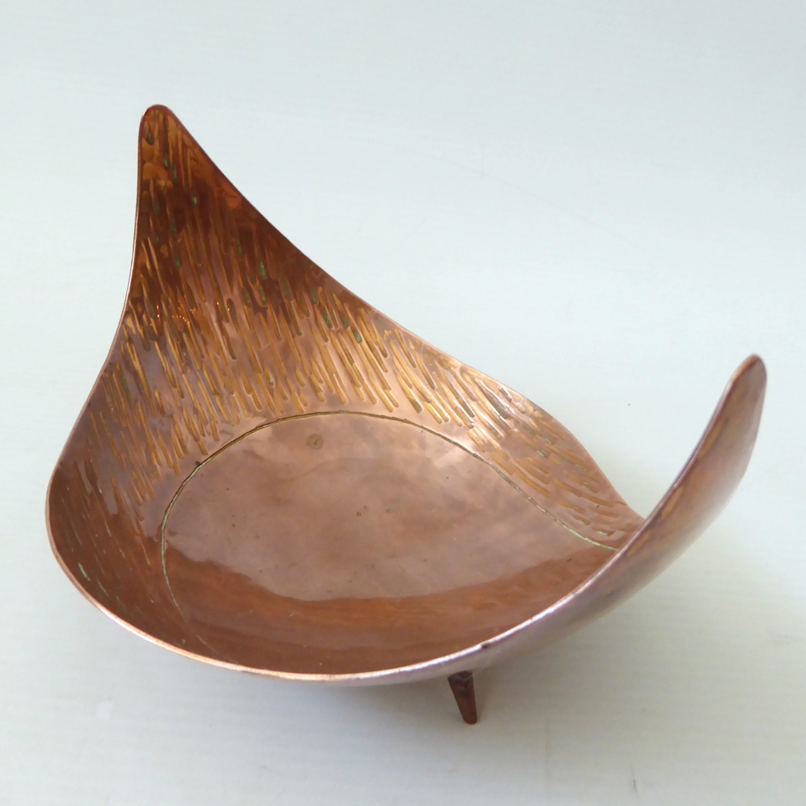 Handmade vintage copper bowl, mid century modernist atomic tripod ornament dish - Image 6