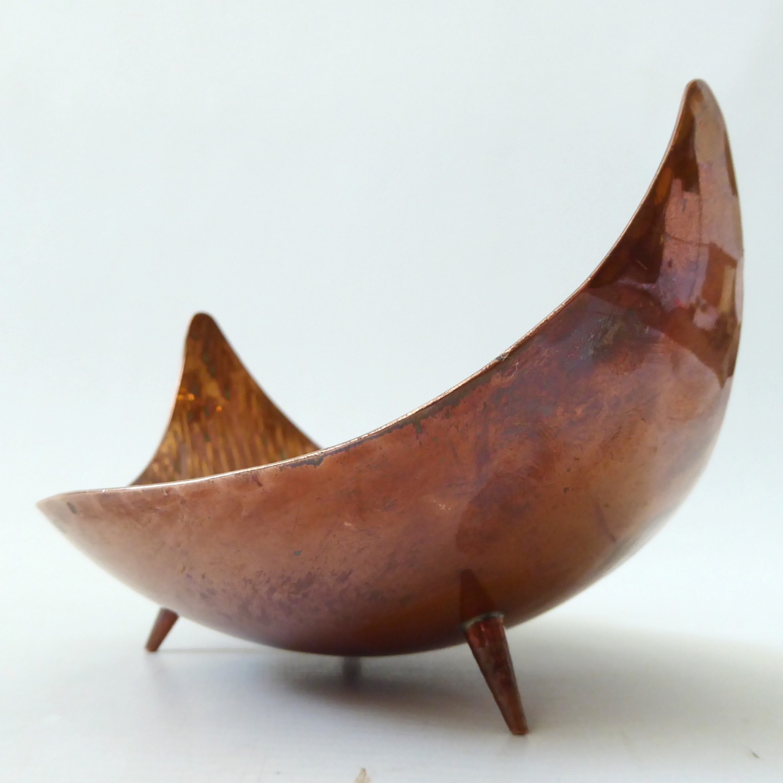 Handmade vintage copper bowl, mid century modernist atomic tripod ornament dish - Image 7