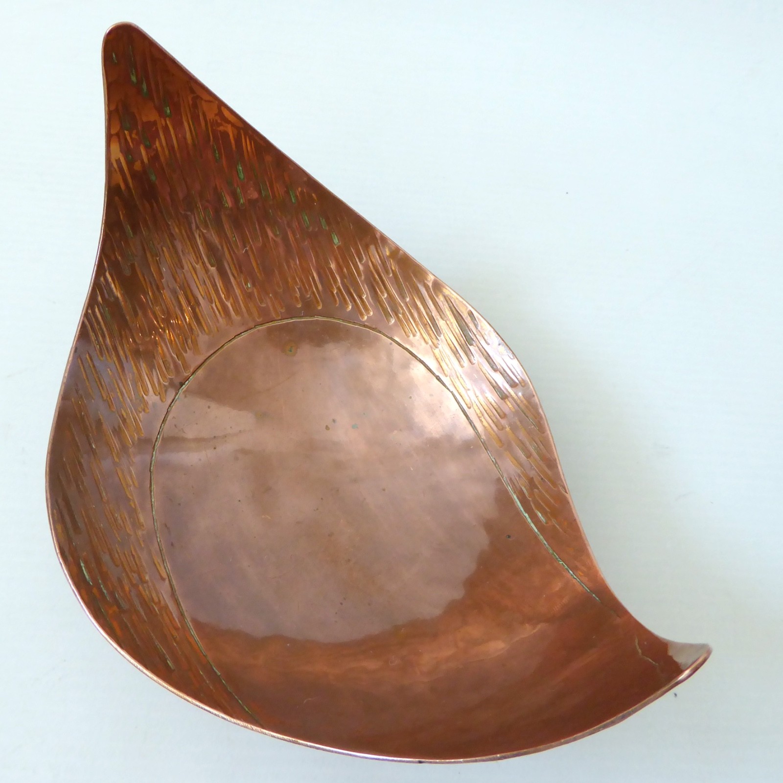 Handmade vintage copper bowl, mid century modernist atomic tripod ornament dish - Image 8