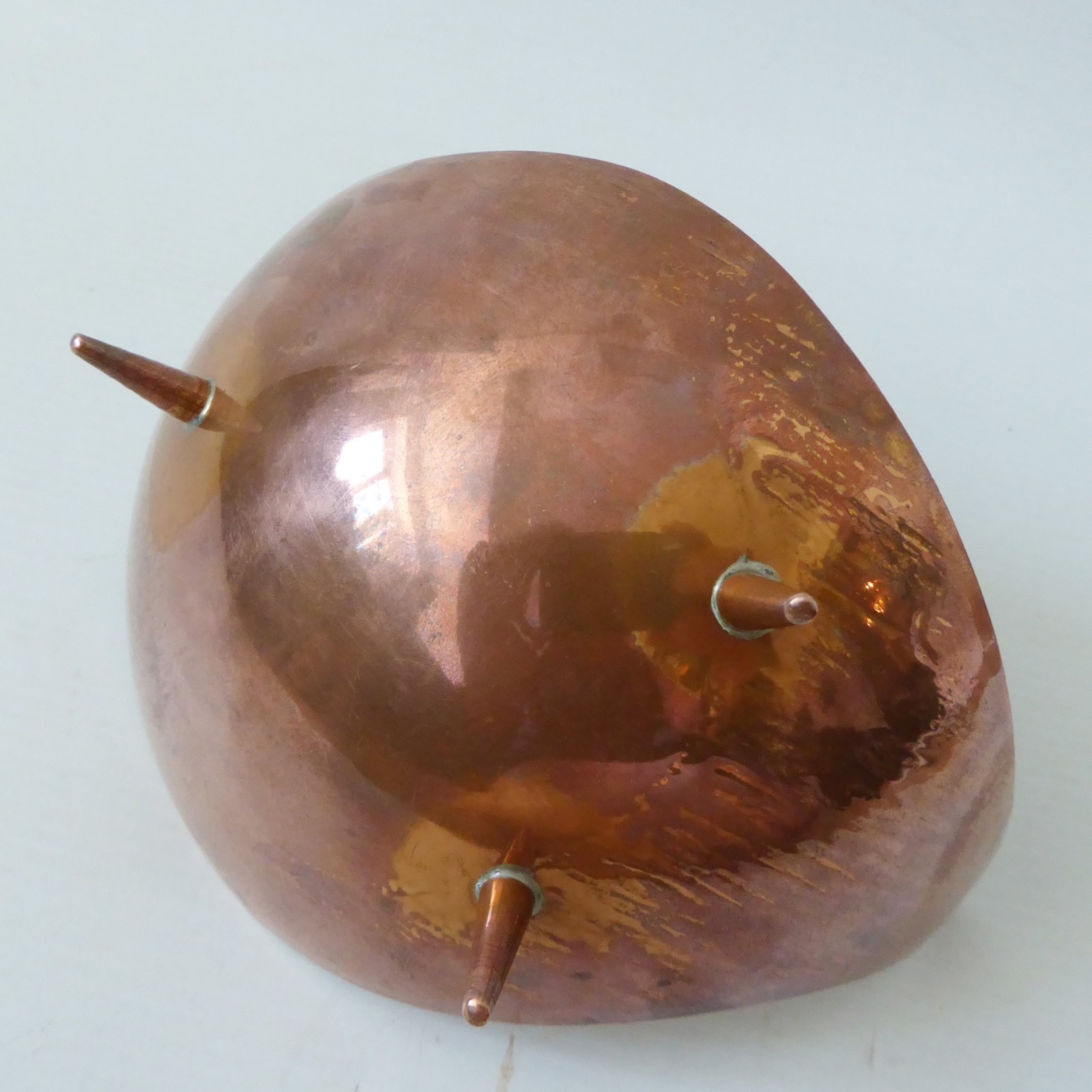 Handmade vintage copper bowl, mid century modernist atomic tripod ornament dish - Image 10
