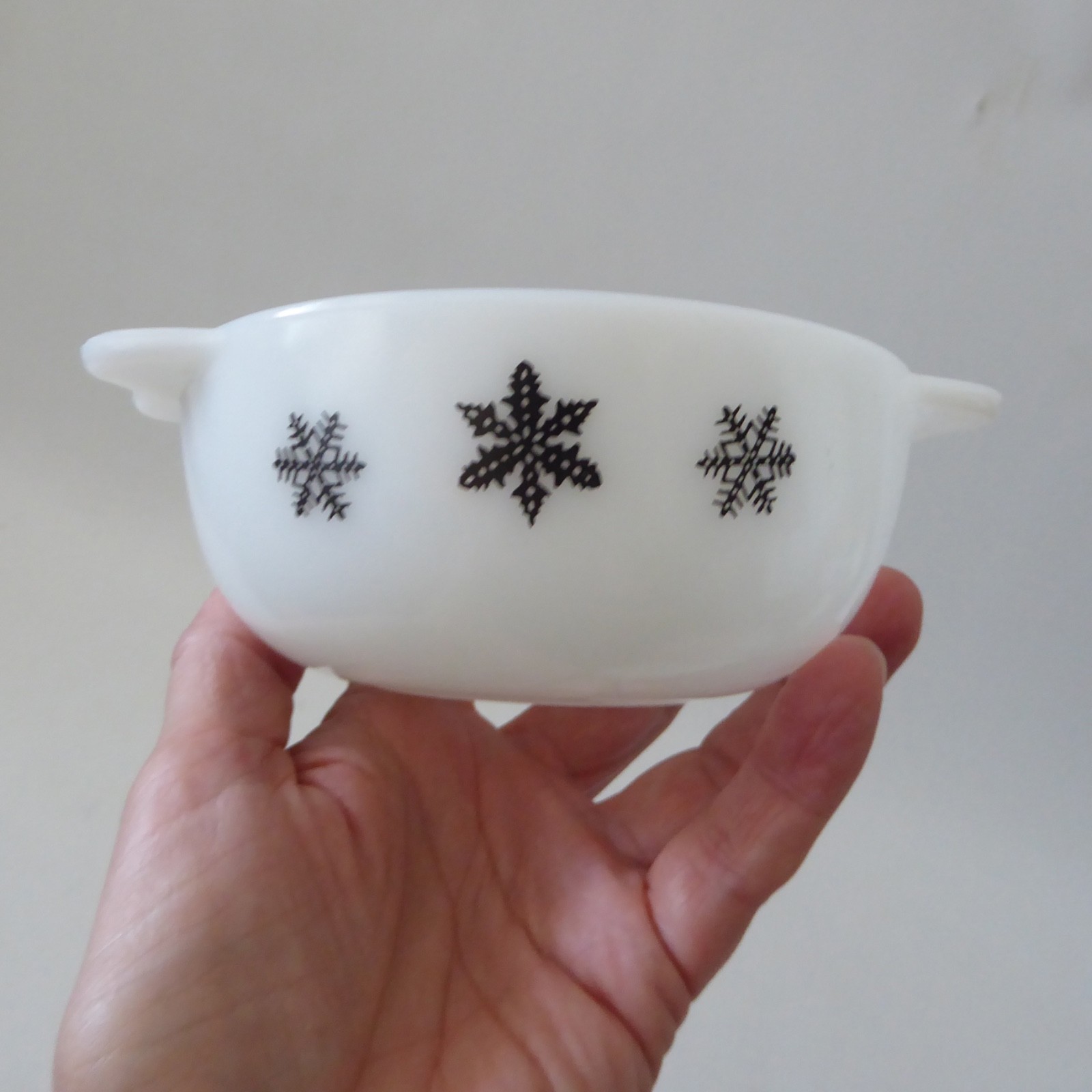 JAJ Pyrex Black Gaiety Snowflake tiny pixie bowl easy grip. Vintage black & opal - Image 3