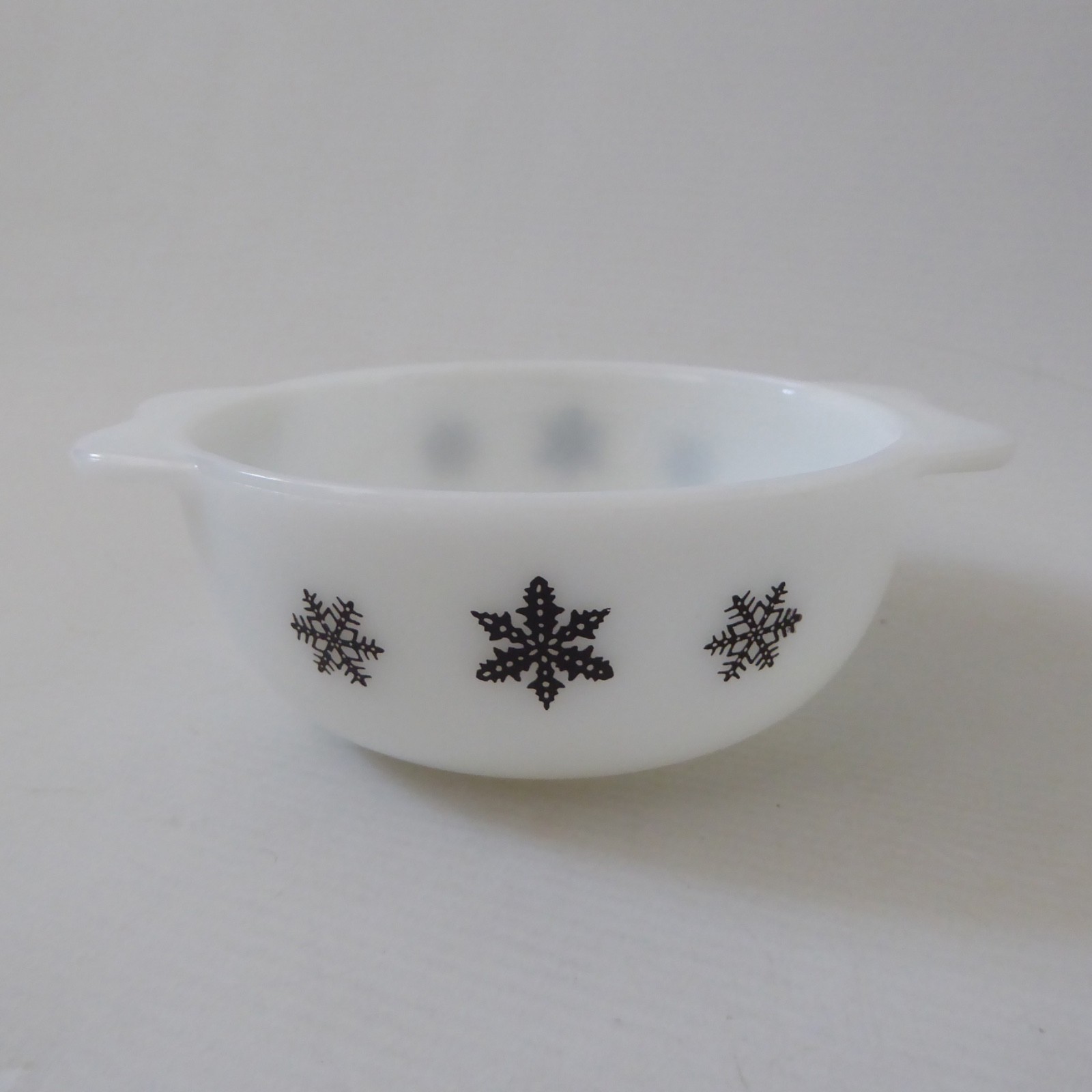 JAJ Pyrex Black Gaiety Snowflake tiny pixie bowl easy grip. Vintage black & opal - Image 4