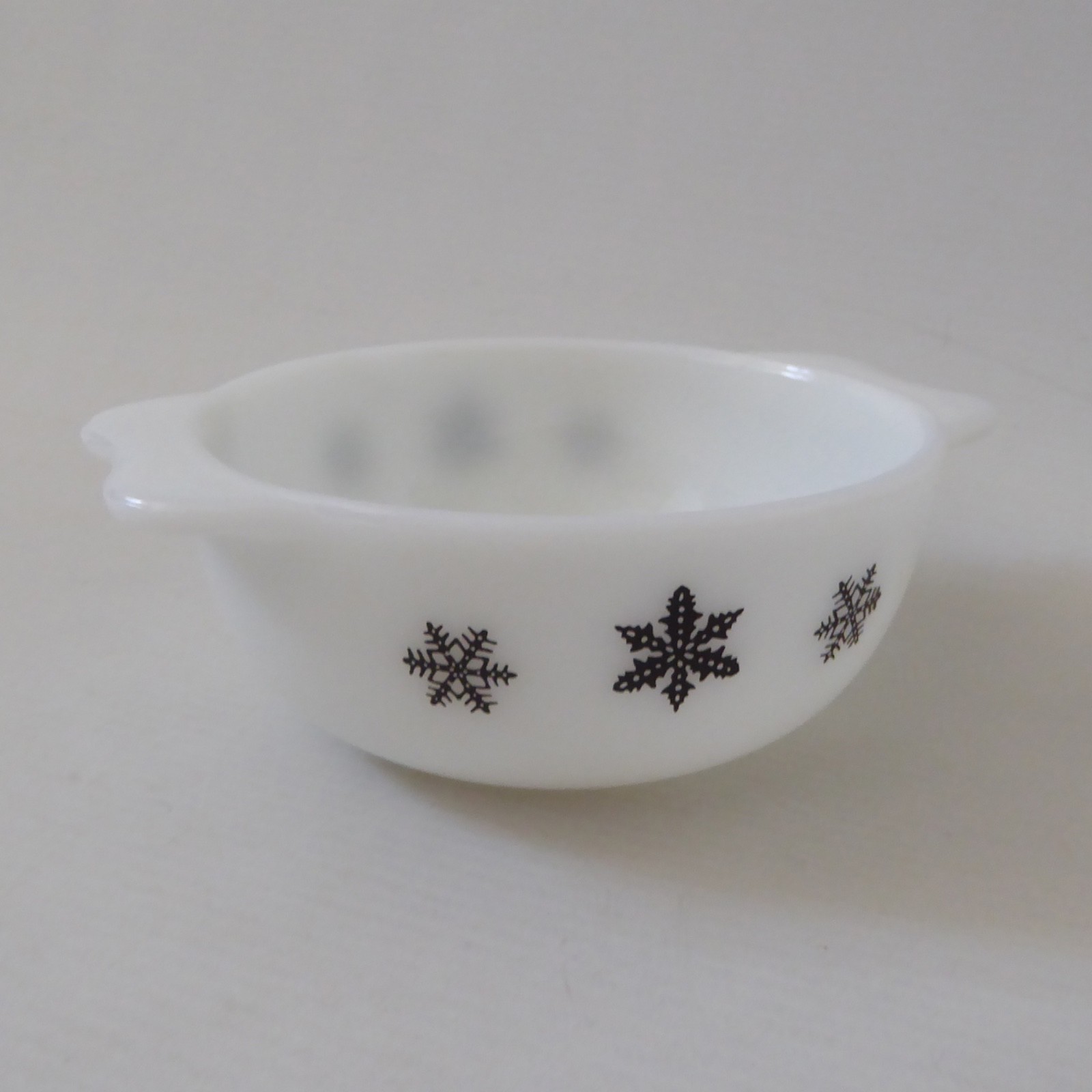 JAJ Pyrex Black Gaiety Snowflake tiny pixie bowl easy grip. Vintage black & opal - Image 7