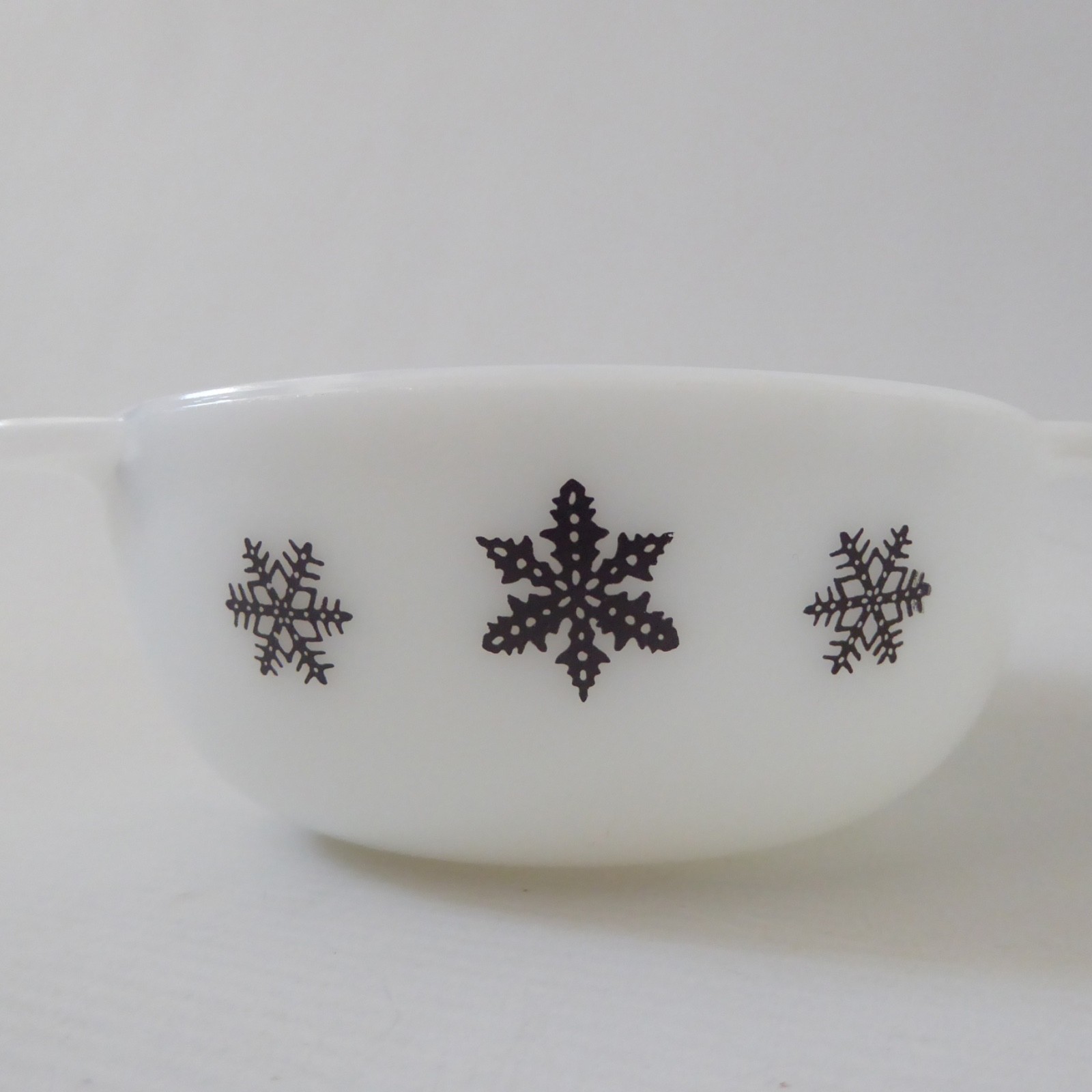JAJ Pyrex Black Gaiety Snowflake tiny pixie bowl easy grip. Vintage black & opal - Image 9