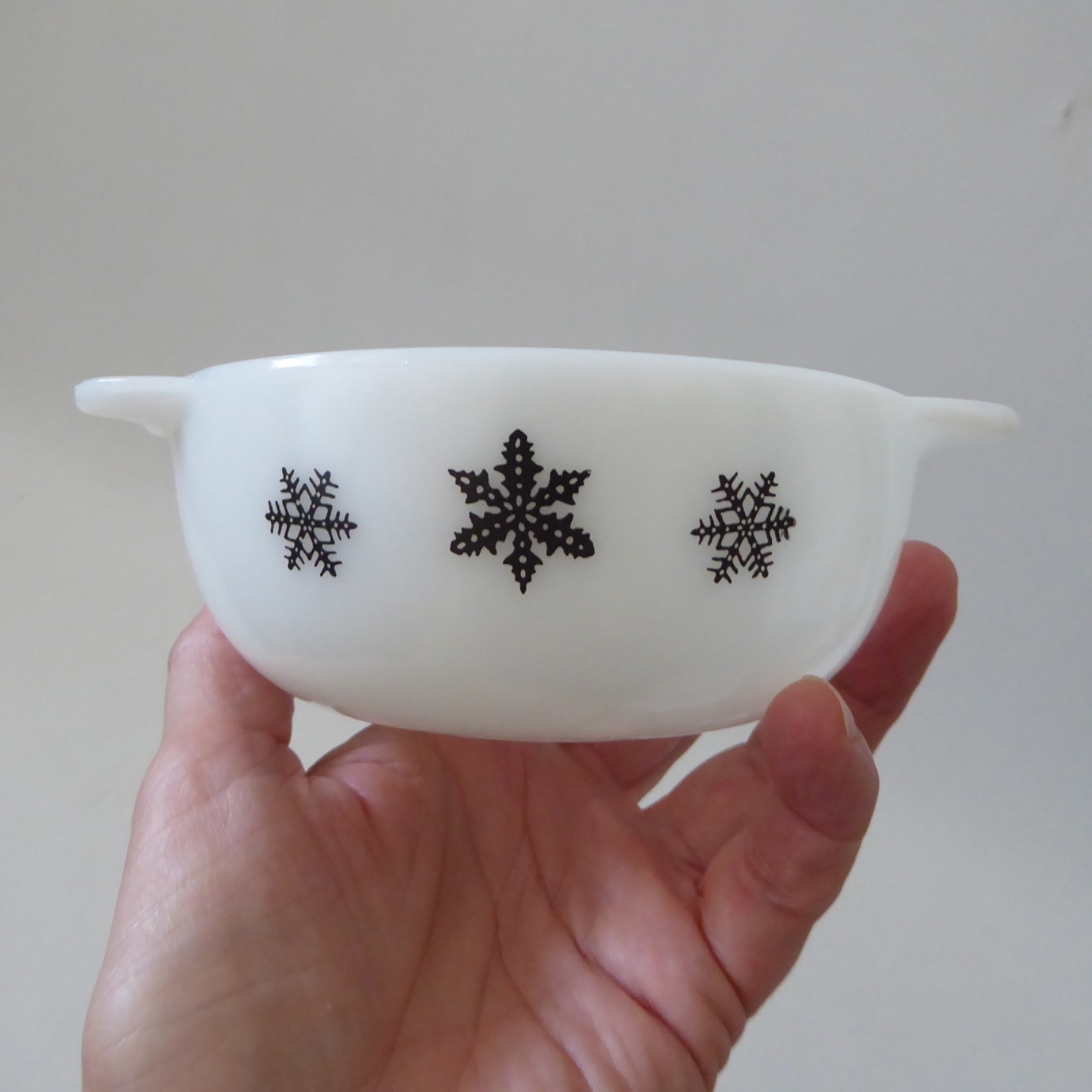 JAJ Pyrex Black Gaiety Snowflake tiny pixie bowl easy grip. Vintage black & opal