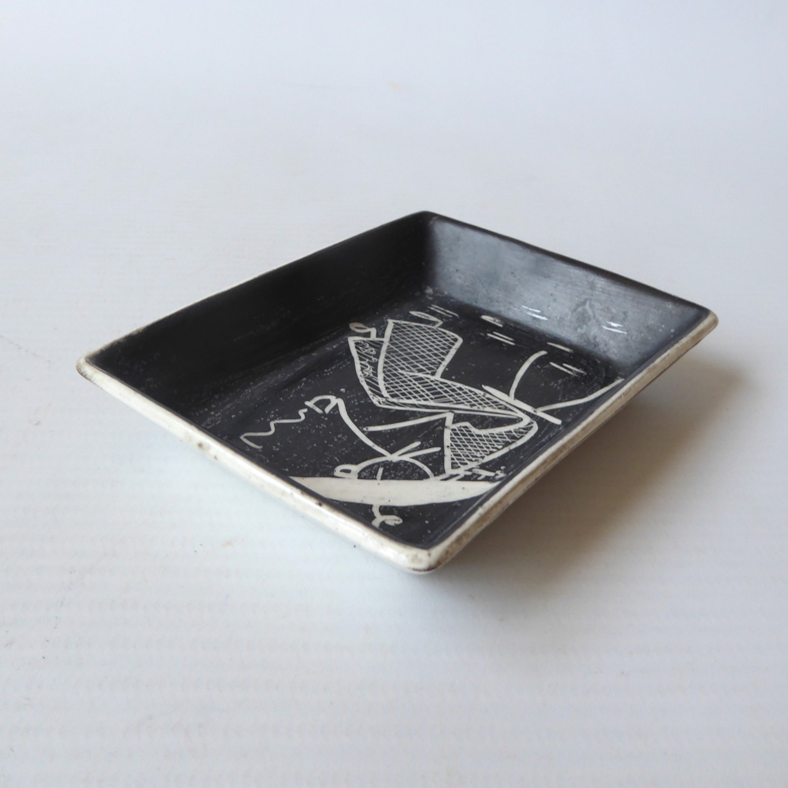Jula Sidmouth ceramic pottery pin dish, black + white stylised figure 1950s MCM - Image 6