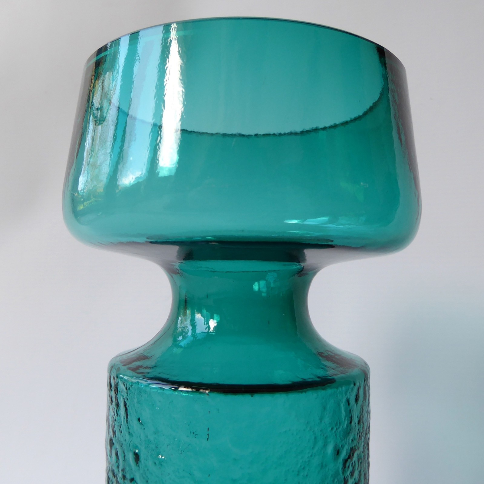 Riihimaki Tamara Aladin Safari 1495 art glass vase kingfisher/teal green. Scandi - Image 7