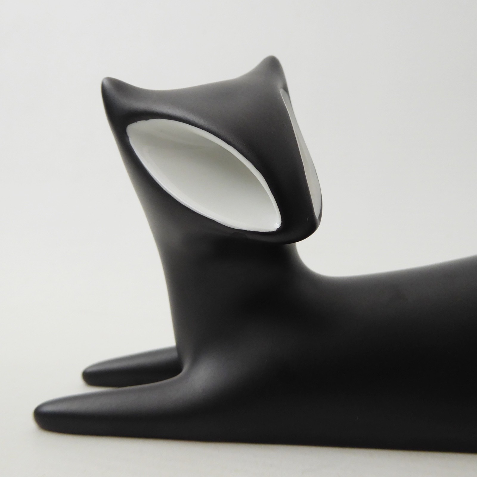 Royal Dux Czech laying black cat mid century modernist. Bohemian, Jaroslav Ježek - Image 2