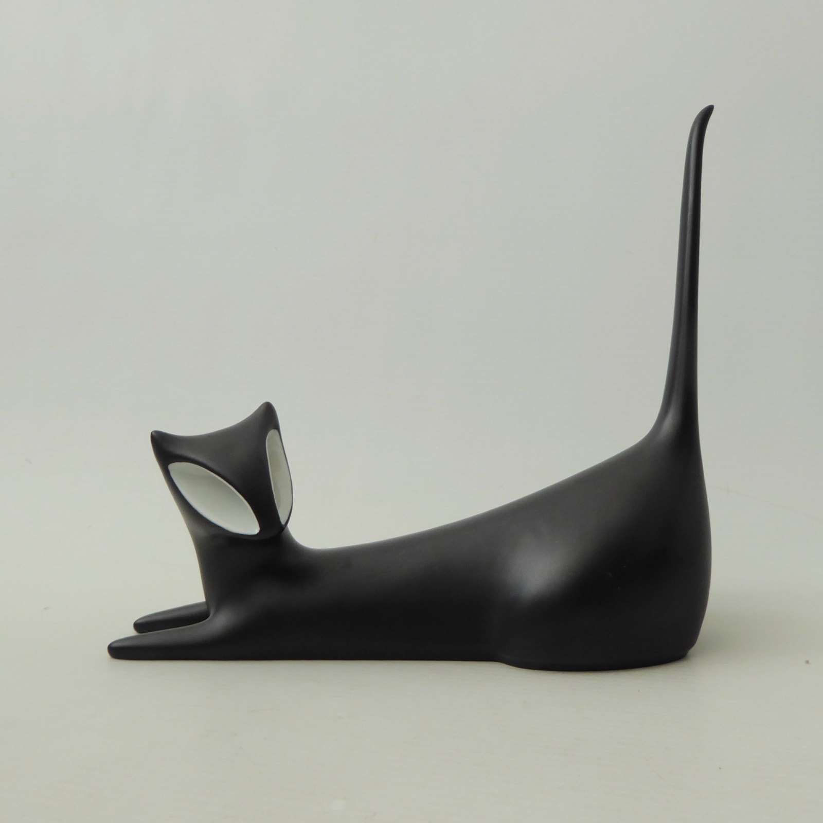 Royal Dux Czech laying black cat mid century modernist. Bohemian, Jaroslav Ježek - Image 4