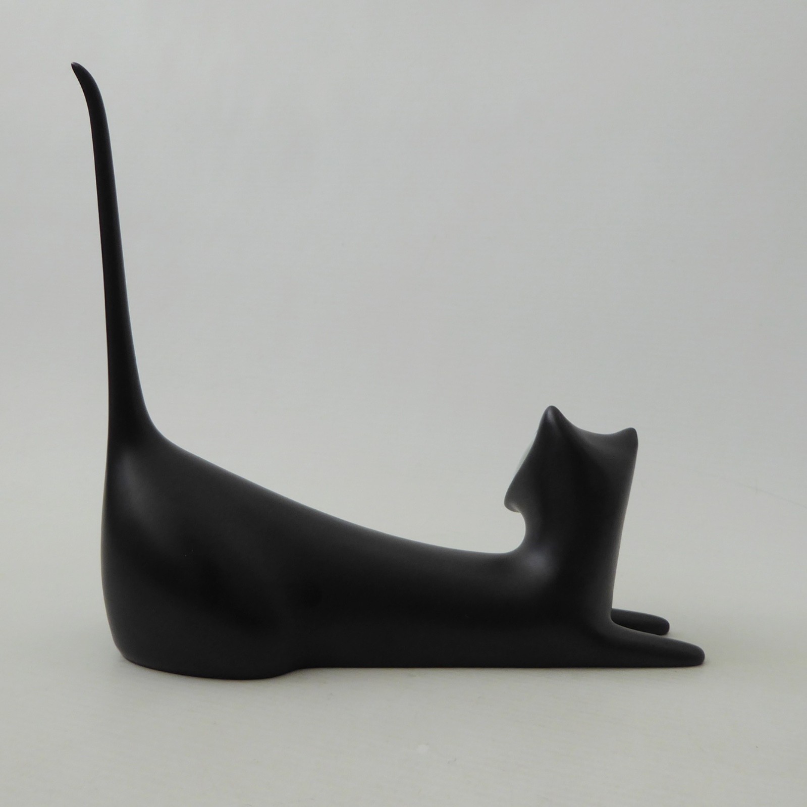 Royal Dux Czech laying black cat mid century modernist. Bohemian, Jaroslav Ježek - Image 8
