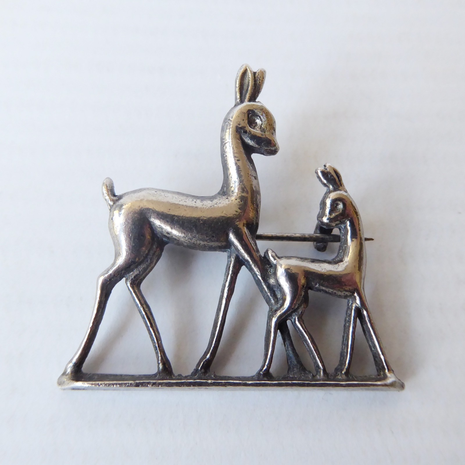 Scandinavian vintage deer silver-tone white cast metal brooch. Doe & fawn deers - Image 3
