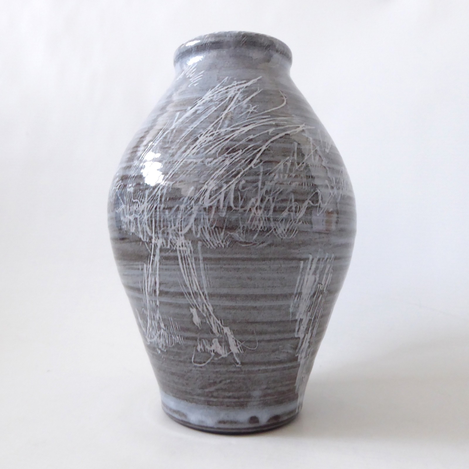 Studio Pottery vase, signed LJ/LJ handmade stoneware clay, grey blue sgraffito - Image 3