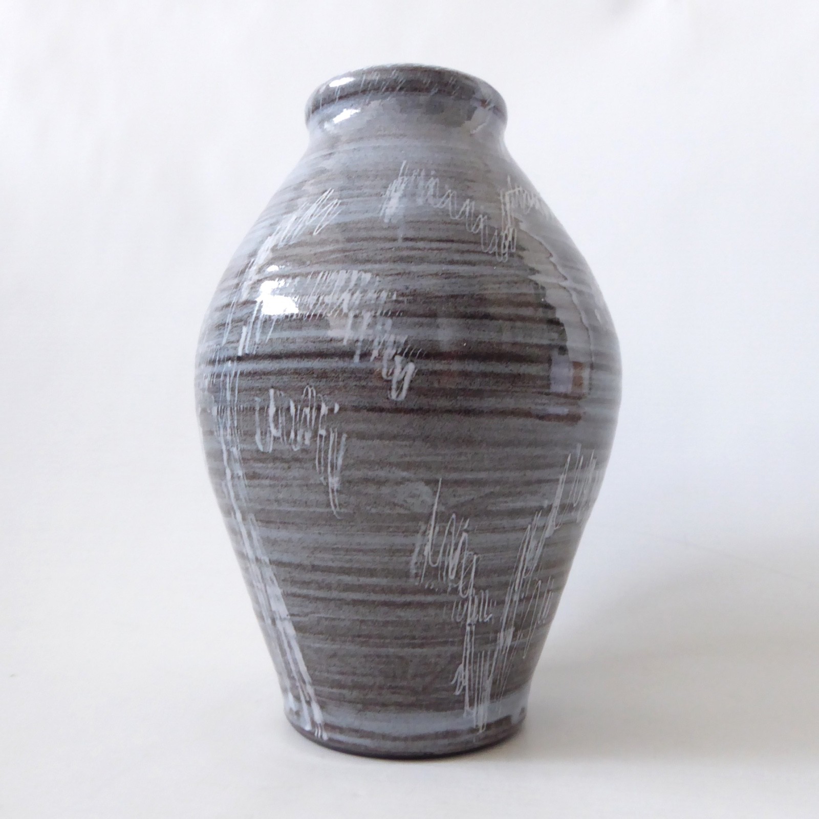 Studio Pottery vase, signed LJ/LJ handmade stoneware clay, grey blue sgraffito - Image 5