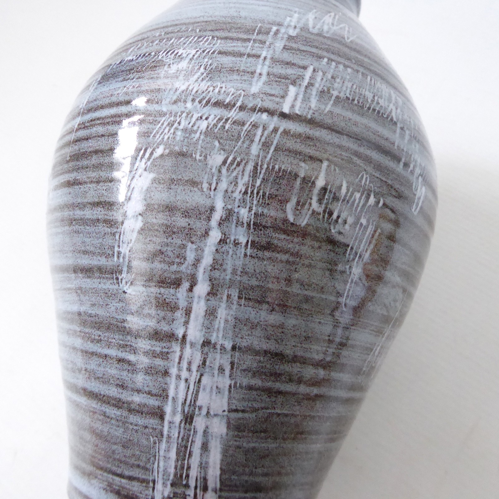 Studio Pottery vase, signed LJ/LJ handmade stoneware clay, grey blue sgraffito - Image 7
