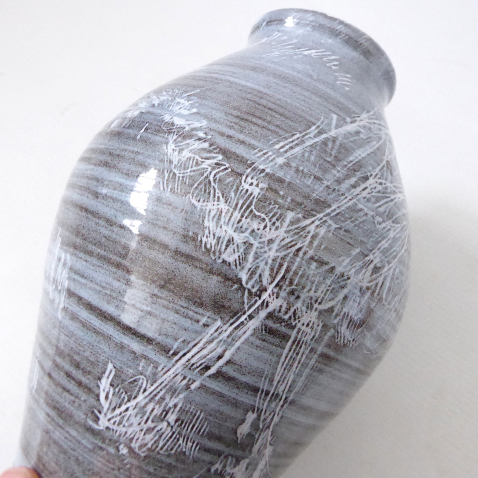 Studio Pottery vase, signed LJ/LJ handmade stoneware clay, grey blue sgraffito - Image 8