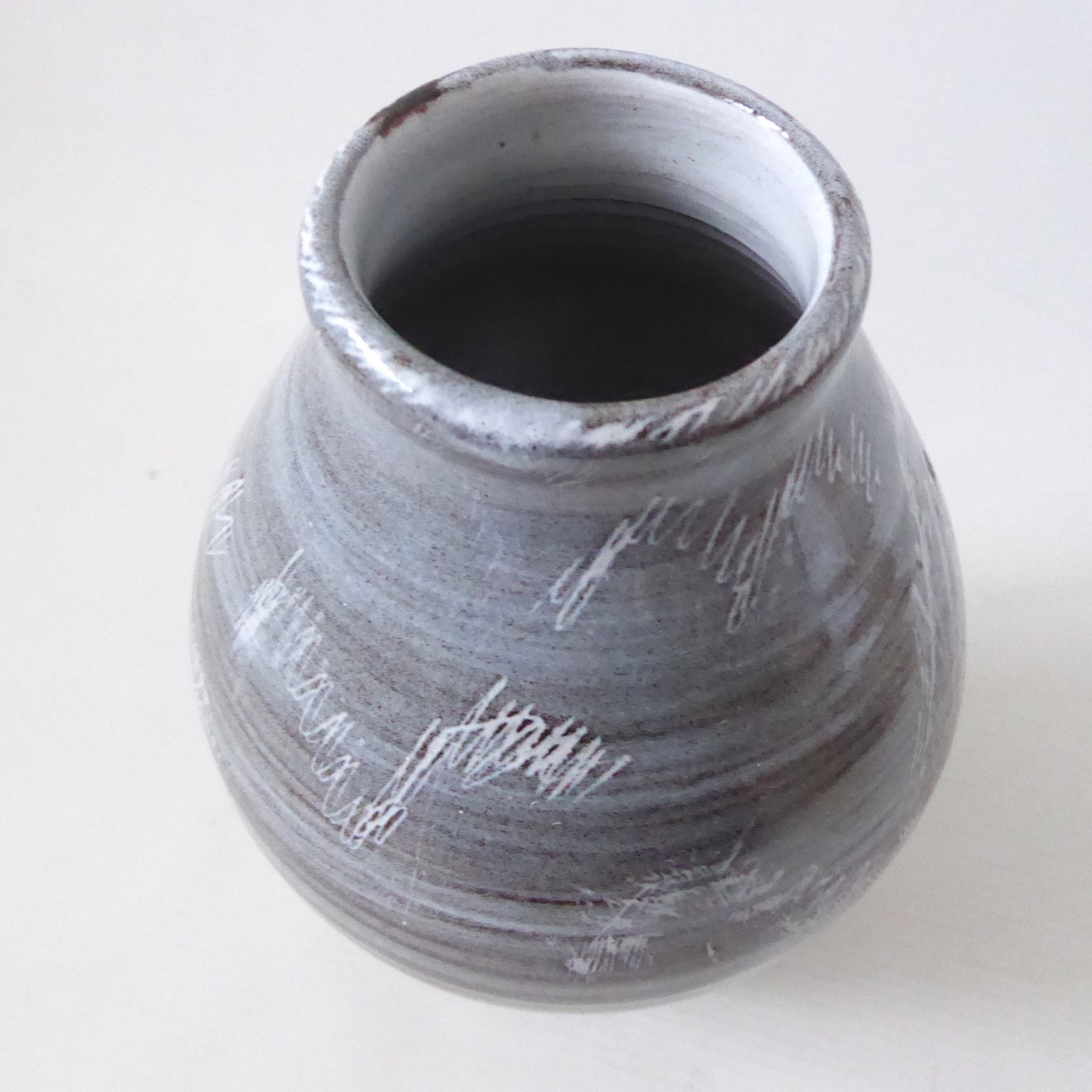 Studio Pottery vase, signed LJ/LJ handmade stoneware clay, grey blue sgraffito - Image 9