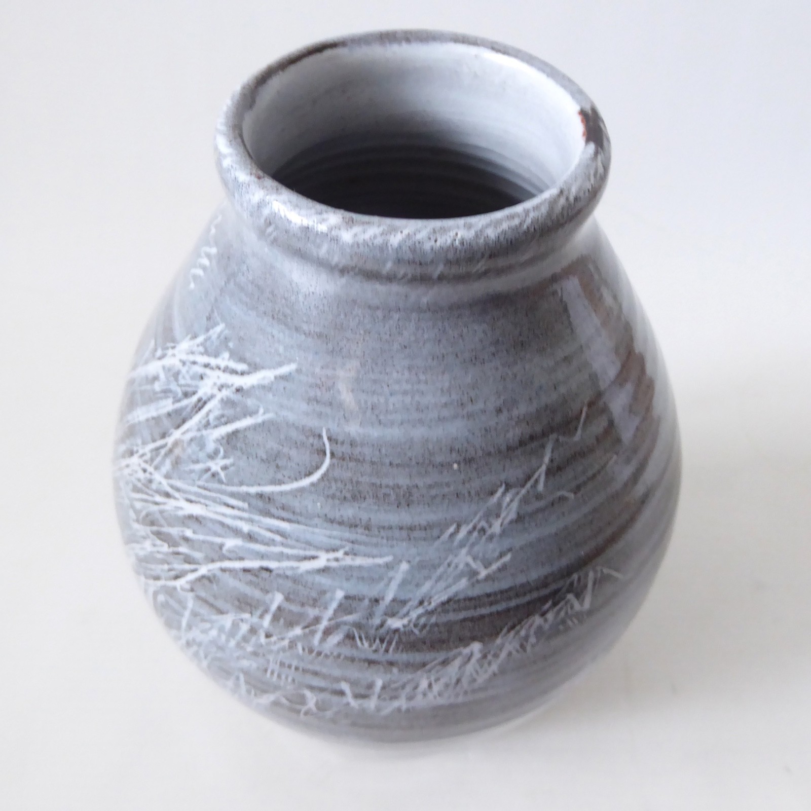 Studio Pottery vase, signed LJ/LJ handmade stoneware clay, grey blue sgraffito - Image 10