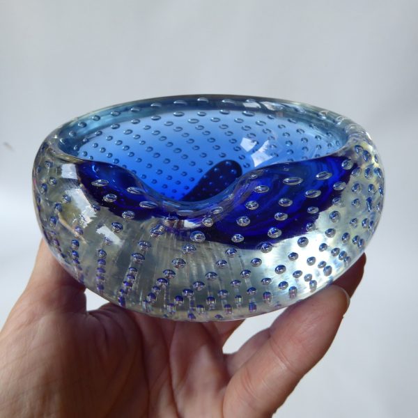 Vintage Murano art glass bowl. Royal blue cased dish ashtray. Controlled bubbles - Image 13
