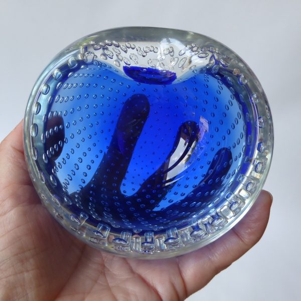 Vintage Murano art glass bowl. Royal blue cased dish ashtray. Controlled bubbles - Image 14