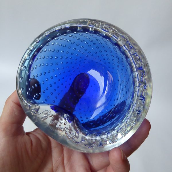 Vintage Murano art glass bowl. Royal blue cased dish ashtray. Controlled bubbles - Image 15