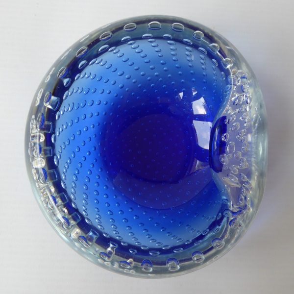 Vintage Murano art glass bowl. Royal blue cased dish ashtray. Controlled bubbles - Image 8