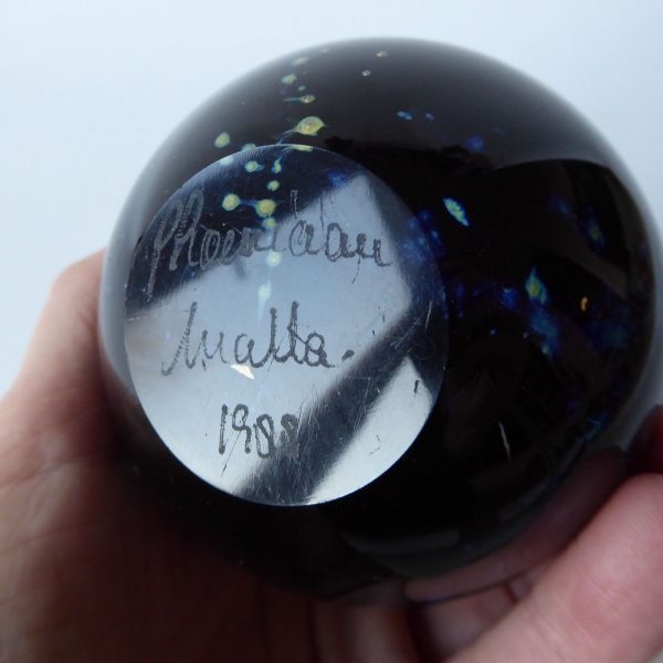 Vintage Phoenician black round globe art glass vase, blue gold bits. Signed 1988 - Image 8
