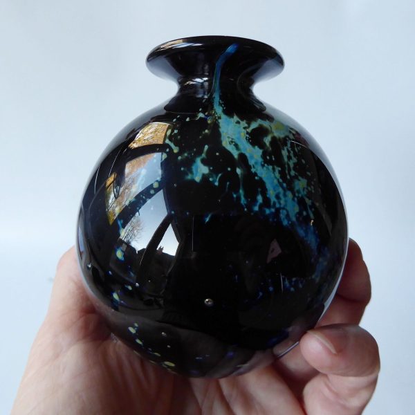 Vintage Phoenician black round globe art glass vase, blue gold bits. Signed 1988 - Image 9