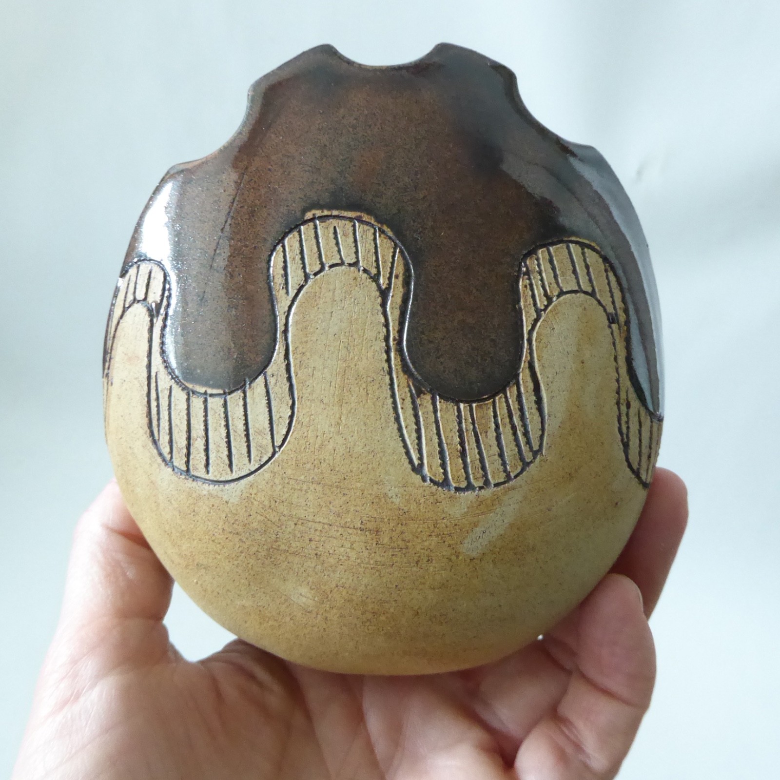 Vintage signed RD studio pottery vase, brown/natural clay. Rose Dickinson Kent - Image 11