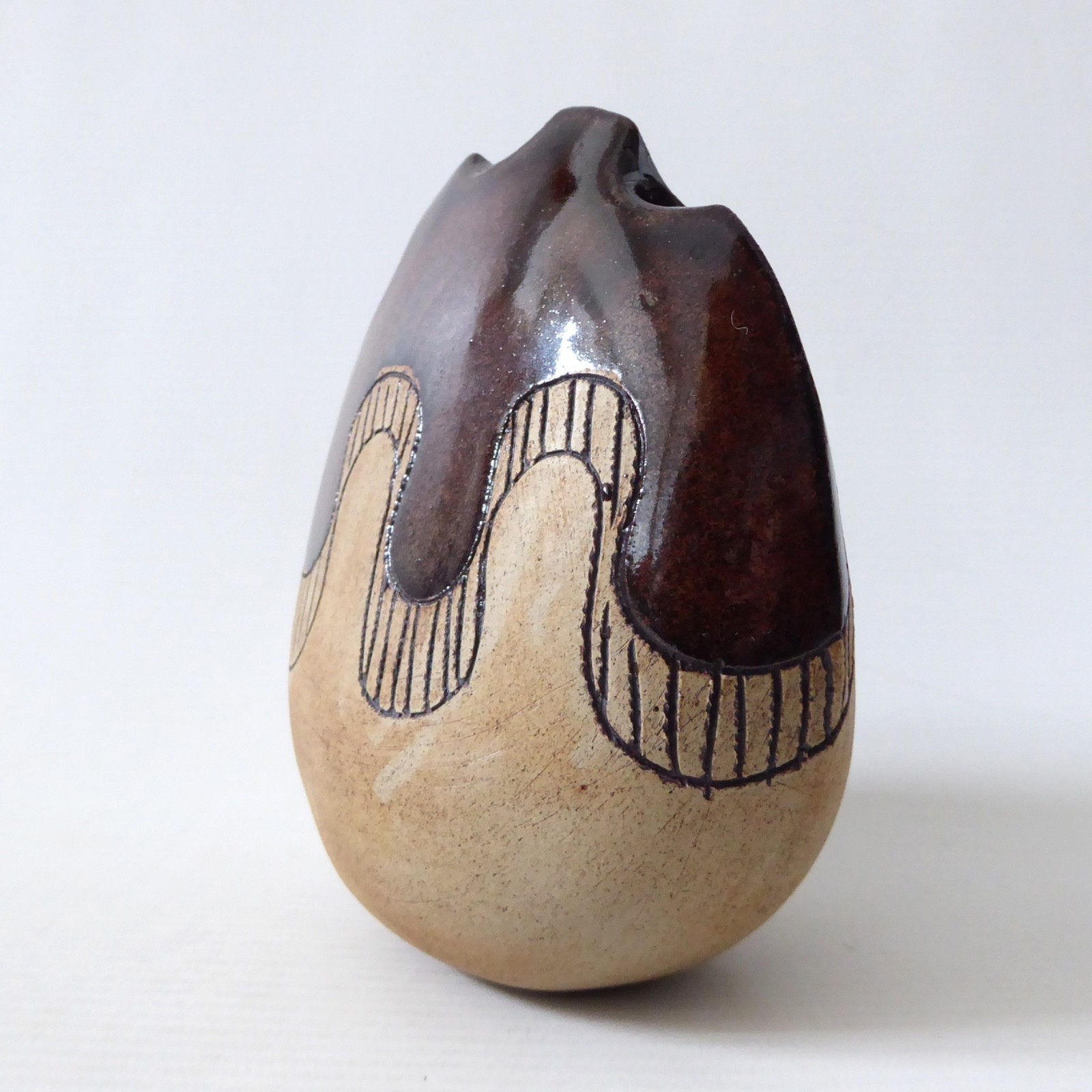 Vintage signed RD studio pottery vase, brown/natural clay. Rose Dickinson Kent - Image 3